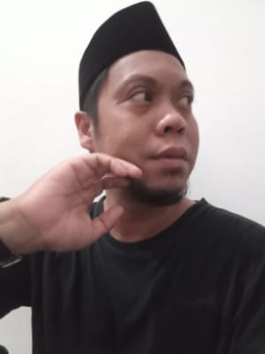 foto Ihsan Ariswanto mengenakan songkok hitam dan kaos hitam
